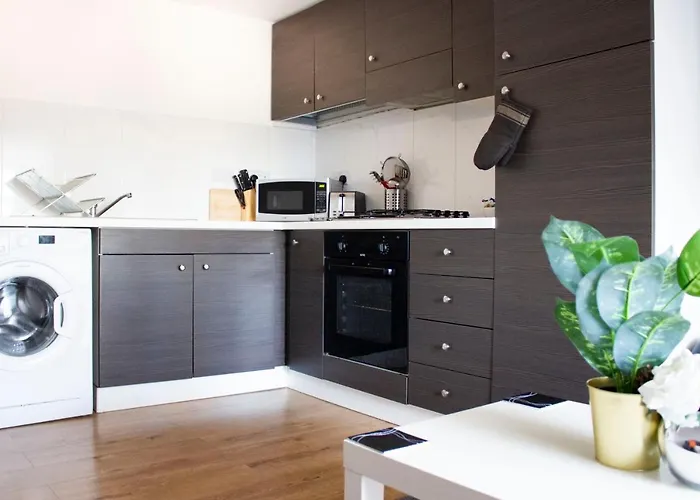 Town Centre Apartment With Free Parking